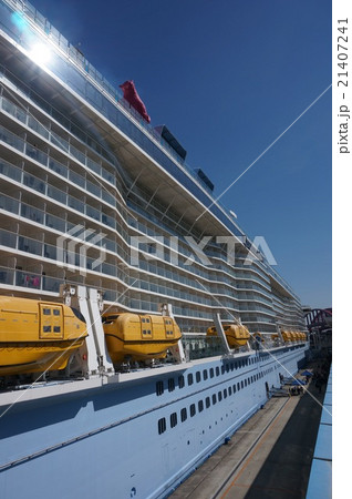 巨大クルーズ客船に備えられた安全設備：緊急脱出用ボート 21407241