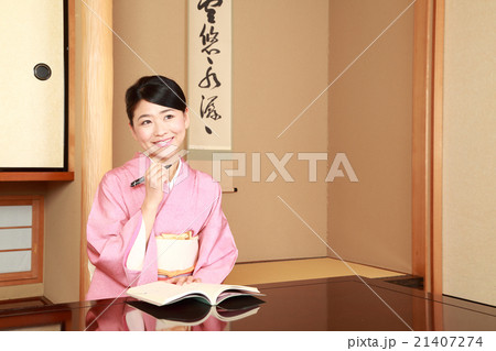 手帳に書き込む着物女性 手帳に書き込む着物女性 21407274