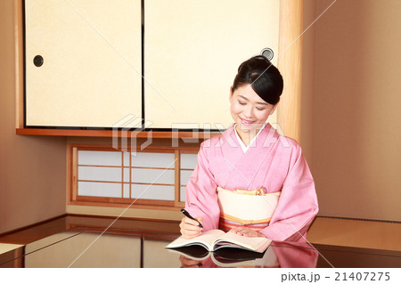 手帳に書き込む着物女性 手帳に書き込む着物女性 21407275