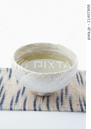 粉引刷毛目のお茶碗のお茶麻クロス縦位置上あきハイアングル 粉引刷毛目のお茶碗のお茶麻クロス縦位置上あきハイアングル 21407806