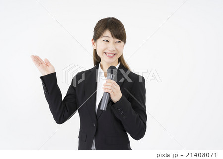セミナー:マイクを持ち優しく微笑むスーツを着た若く美人で可愛い女性イベントコンパニオン。会社概要説明 セミナー:マイクを持ち優しく微笑むスーツを着た若く美人で可愛い女性イベントコンパニオン。会社概要説明 21408071