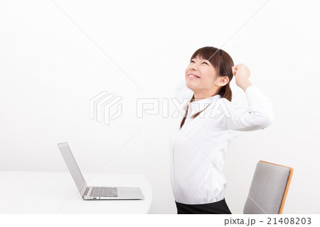 伸びをするOL 21408203