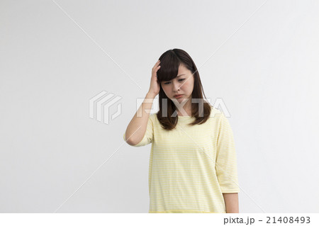 頭に手を置く女性 不安 頭痛 の写真素材