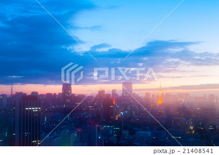 渋谷区から見た六本木ヒルズと東京タワー朝焼け 東京都の風景 の写真素材