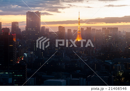 渋谷区から見た六本木ヒルズと東京タワー朝焼け 東京都の風景 の写真素材