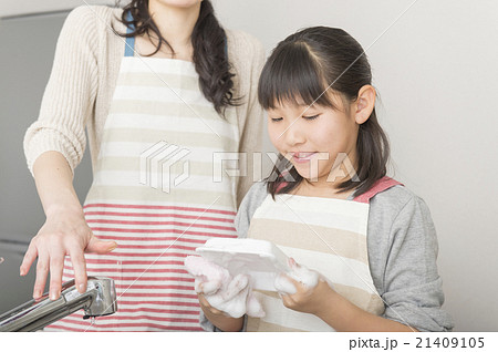 お母さんと皿洗いをする女の子 21409105