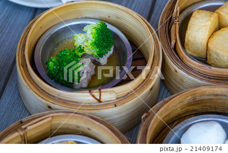 various dim sum in bamboo steamer  21409174