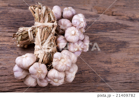 garlic on wooden background 21409782