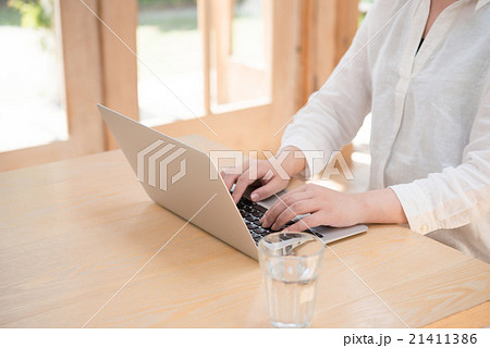 女性とPC 21411386