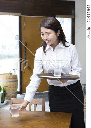 カフェ店員 女性の写真素材