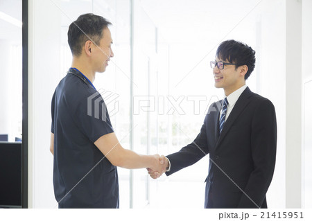 握手　医師とスーツの男性 21415951