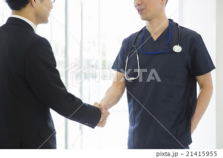 握手　医師とスーツの男性 21415955