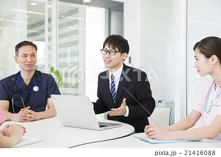 医師とスーツの男性 21416088