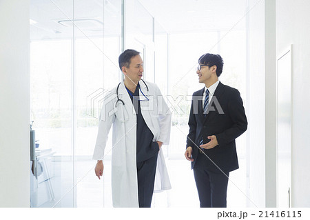 医師とスーツの男性　 21416115