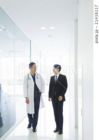 医師とスーツの男性　 21416117