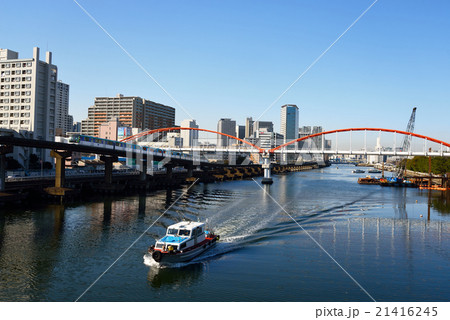 京浜運河を走る船の写真素材