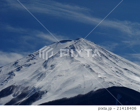 雪煙舞う富士 21418406