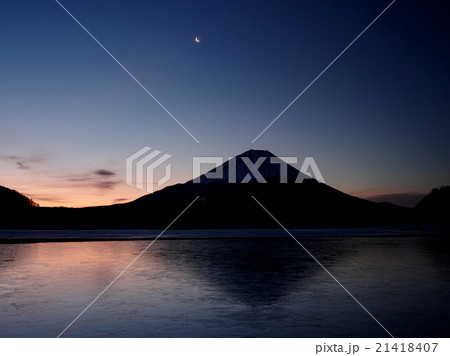 精進湖の朝 21418407