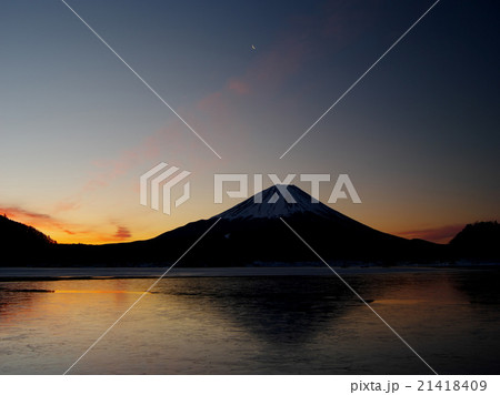 精進湖の朝 21418409