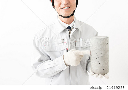 コンクリートに聴診器を当てる男性 コンクリートに聴診器を当てる男性 21419223