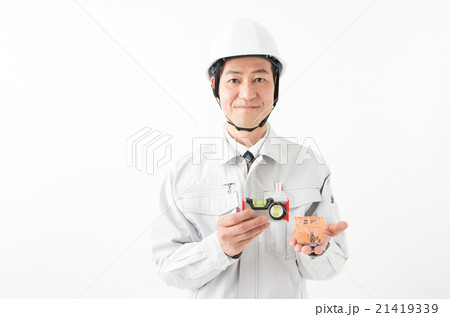 水平器と木造住宅模型を持つ男性 21419339