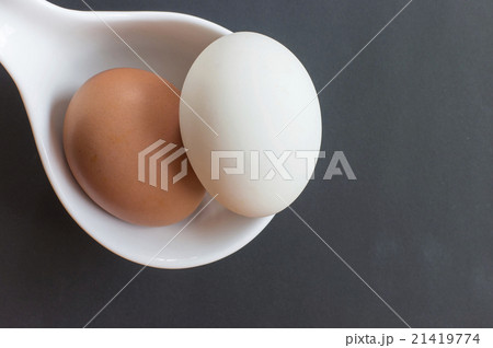 Brown and white eggs in white bowl Brown and white eggs in white bowl 21419774