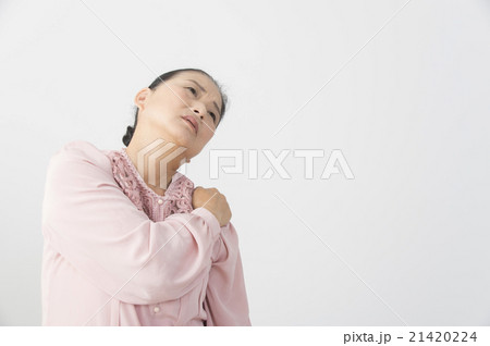 肩凝りに悩むシニア 21420224