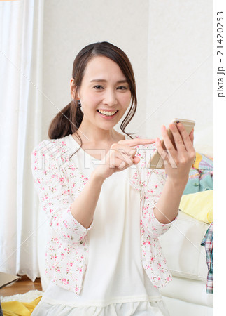 ネットで調べる女性 21420253