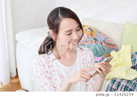 ネットで調べる女性 21420254