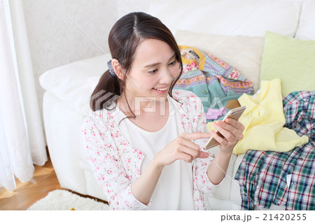 ネットで調べる女性 21420255