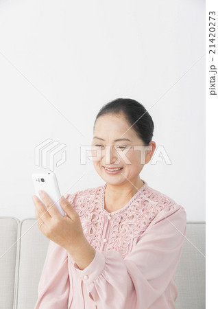 スマホを持つシニア 21420273