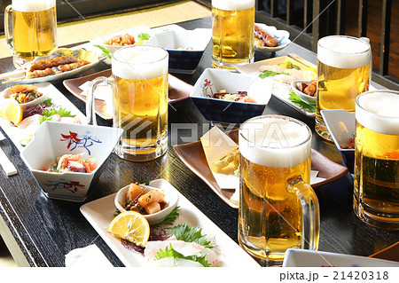 居酒屋 ビールと料理の写真素材