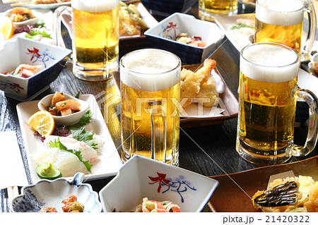 居酒屋 ビールと料理の写真素材