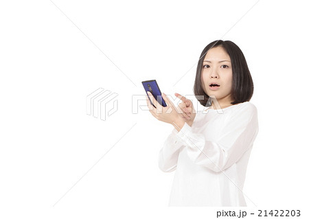 スマホと若い女性 21422203