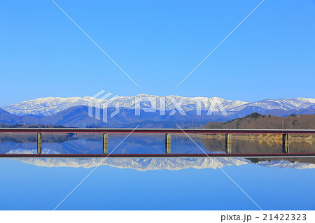 奥羽山脈と繋大橋 21422323