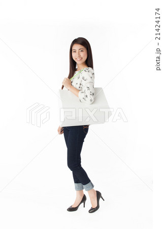 ショッピングバックをもった女性 白バック ショッピングバックをもった女性 白バック 21424174