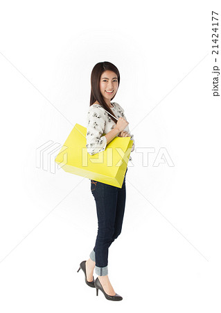 ショッピングバックをもった女性　白バック 21424177