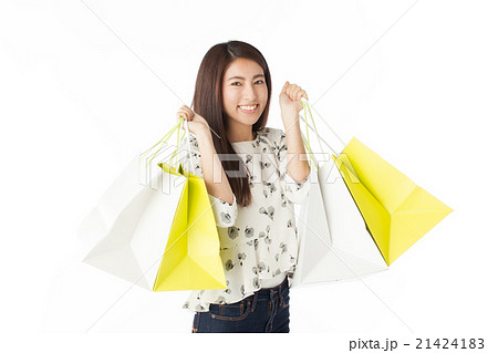 爆買い ショップ袋を両手いっぱい持っている女性の写真素材 [21424183 