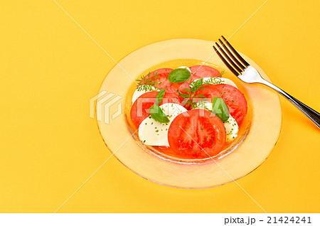 イタリア料理の カプレーゼ トマトとモッツァレラチーズ オリーブオイルとバジルを添えて の写真素材
