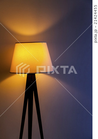 オレンジ色の光のライトスタンド 21424455