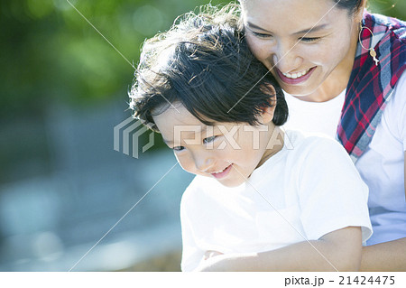 子どもを抱く母親 21424475