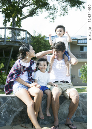 ハワイで暮らす親子 21424490