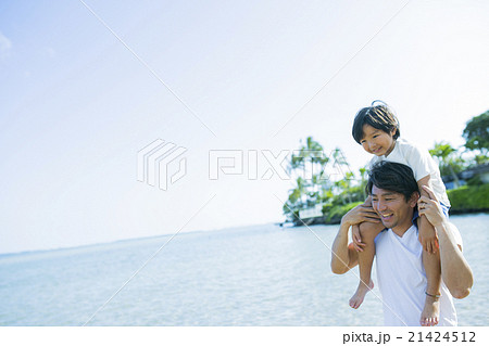 海沿いを歩く親子 21424512