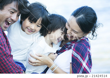 笑顔の親子 21424514