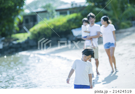 海沿いを歩く親子 海沿いを歩く親子 21424519