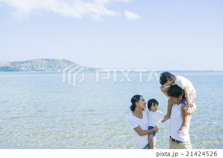 海沿いを歩く親子 海沿いを歩く親子 21424526