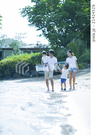 海沿いを歩く親子 海沿いを歩く親子 21424529