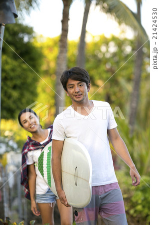 海沿いを歩くカップル 21424530