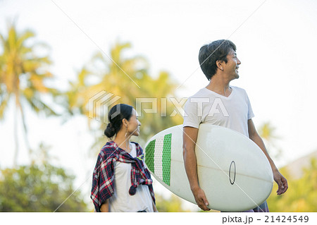 海沿いを歩くカップル 21424549