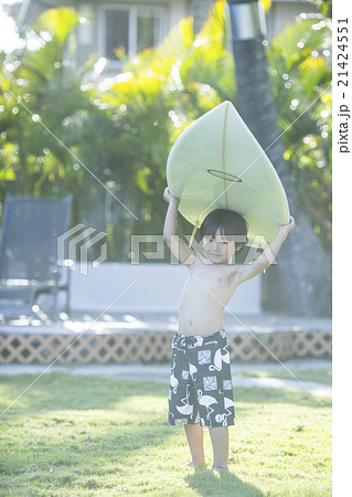 サーフボードを持つ男の子 21424551